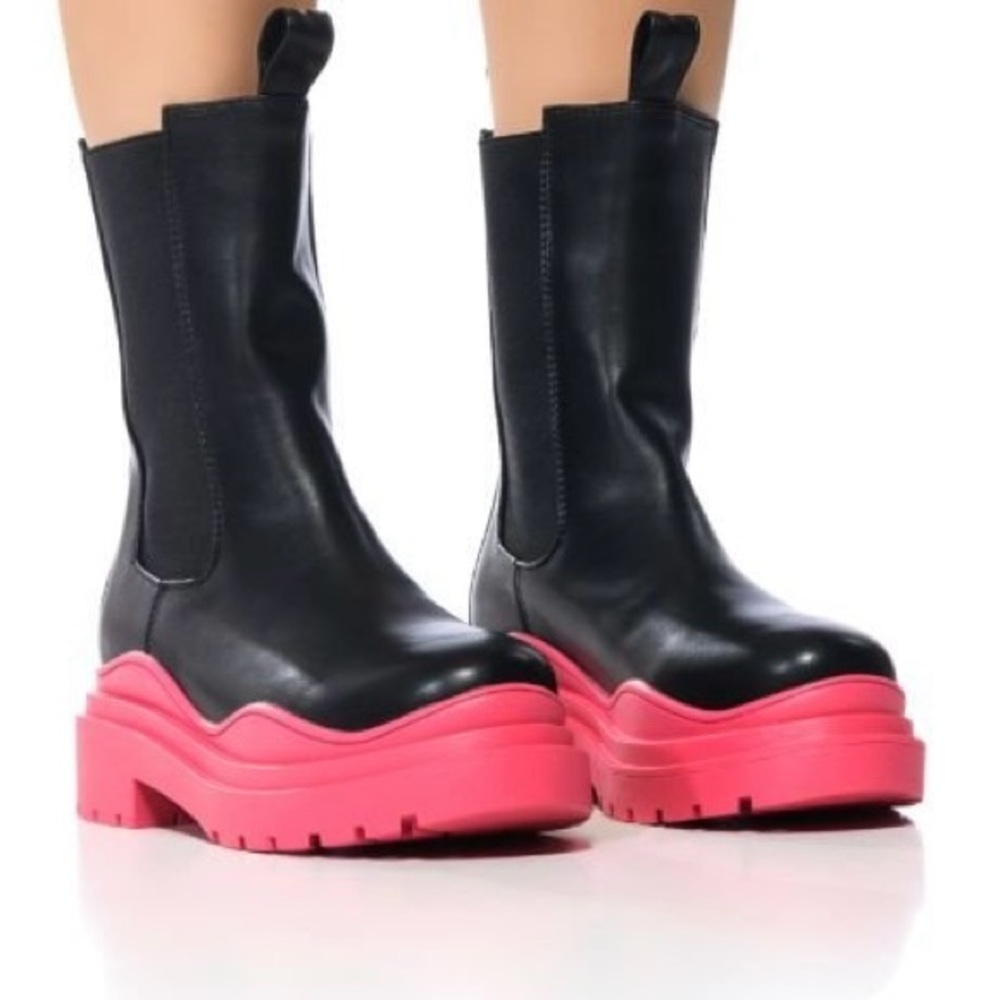 NWT FLATFORM CHELSEA BOOT IN FUCHSIA